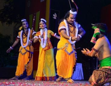 फोटो 26 सीकेटीपी-11- परिचय-रामलीला मेें भरत मिलाप के दौरान भगवान राम को मनाते भगवान भरत। संवाद फोटो 26 सीकेटीपी-11- परिचय-रामलीला मेें भरत मिलाप के दौरान भगवान राम को मनाते भगवान भरत। संवाद