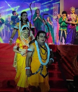 फोटो 26 सीकेटीपी-13- परिचय- रामलीला के मंचन में भक्ति गीत पर नृत्य करते कलाकार। संवाद