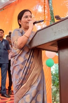 फोटो 26: सवायजपुर में नवदंपति को उपहार देते विधायक माधवेंद्र प्रताप सिंह रानू। संवाद फोटो 26: सवायजपुर में नवदंपति को उपहार देते विधायक माधवेंद्र प्रताप सिंह रानू। संवाद