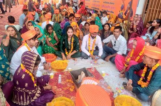 फोटो 26: सवायजपुर में नवदंपति को उपहार देते विधायक माधवेंद्र प्रताप सिंह रानू। संवाद फोटो 26: सवायजपुर में नवदंपति को उपहार देते विधायक माधवेंद्र प्रताप सिंह रानू। संवाद