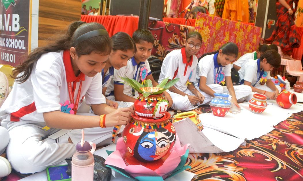फोटो 27: शाहाबाद में श्रीसुंदरकांड का पाठ करते भगवा परिवार के सदस्य। संवाद फोटो 27: शाहाबाद में श्रीसुंदरकांड का पाठ करते भगवा परिवार के सदस्य। संवाद