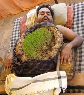 फोटो 28 एमएएचपी 25 परिचय-ज्ञानस्थली स्कूल के पीछे सजे पंडाल में मां की आराधना करते भक्त। संवाद फोटो 28 एमएएचपी 25 परिचय-ज्ञानस्थली स्कूल के पीछे सजे पंडाल में मां की आराधना करते भक्त। संवाद