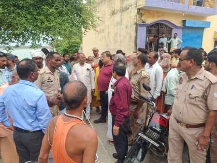 फोटो-32, बंधा पर सड़क किनारे बने मकान तोड़ते लोग। संवाद फोटो-32, बंधा पर सड़क किनारे बने मकान तोड़ते लोग। संवाद