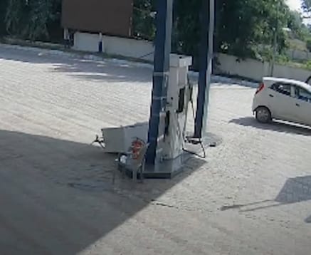 फोटो :39: सोनीपत के गांव माहरा स्थित फिलिंग स्टेशन पर कार में पेट्रोल डलवाने के दौरान चालक के भ फोटो :39: सोनीपत के गांव माहरा स्थित फिलिंग स्टेशन पर कार में पेट्रोल डलवाने के दौरान चालक के भ