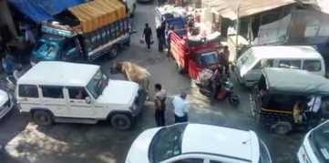 गुप्तगंगा सड़क मार्ग पर लगा जाम, लाेग परेशान। -जागरूक पाठक।