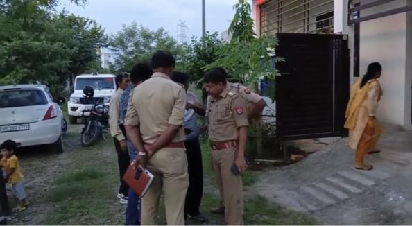 घटना के बाद बिखरा सामान और जांच करती पुलिस।