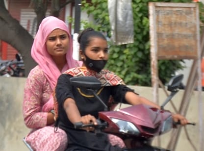 खिरनीबाग चौराहा स्थित रेड लाइट पर तेज धूप में सिंगनल होने का इंतजार करती महिलाएं। संवाद