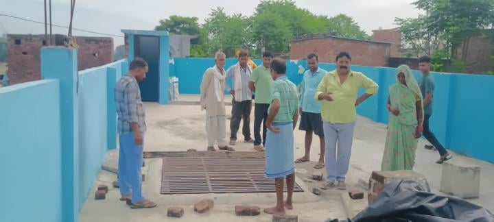 मलिहाबाद के बड़ी गढ़ी गांव में विद्युत कर्मचारी के घर पर हुई घटना के बाद बिखरा सामान व छत पर जु मलिहाबाद के बड़ी गढ़ी गांव में विद्युत कर्मचारी के घर पर हुई घटना के बाद बिखरा सामान व छत पर जु