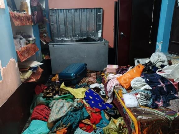 मलिहाबाद के बड़ी गढ़ी गांव में विद्युत कर्मचारी के घर पर हुई घटना के बाद बिखरा सामान व छत पर जु मलिहाबाद के बड़ी गढ़ी गांव में विद्युत कर्मचारी के घर पर हुई घटना के बाद बिखरा सामान व छत पर जु