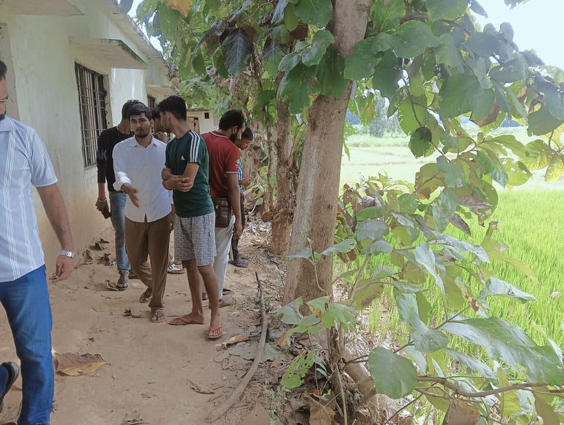 मानपुर गांव के सुशांत की मौत के बाद रोते-बिलखते परिजन,जुटे गांव के लोग- संवाद