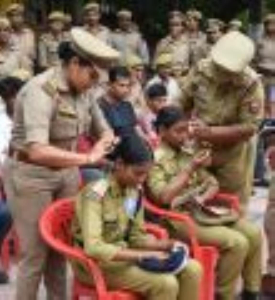 मिशन शक्ति के तहत हजरतगंज थाने में कक्षा-8 की छात्राओं को एसीपी और इंस्पेक्टर का चार्ज दिया गया मिशन शक्ति के तहत हजरतगंज थाने में कक्षा-8 की छात्राओं को एसीपी और इंस्पेक्टर का चार्ज दिया गया