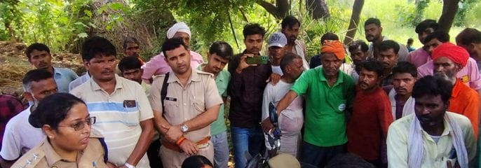 मृतक अवनीश के गुमसुम बैठे परिजन। संवाद
