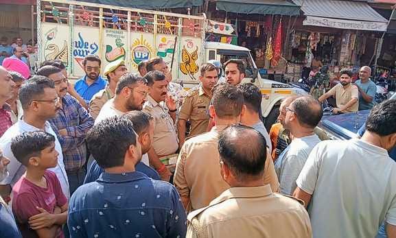 मवाना- चोरी की घटना के बाद सड़क पर बाइक खड़ी कर जाम लगाने का प्रयास किया गया। स्रोत : संवाद मवाना- चोरी की घटना के बाद सड़क पर बाइक खड़ी कर जाम लगाने का प्रयास किया गया। स्रोत : संवाद