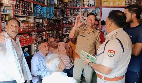 मवाना- चोरी की घटना के बाद सड़क पर बाइक खड़ी कर जाम लगाने का प्रयास किया गया। स्रोत : संवाद मवाना- चोरी की घटना के बाद सड़क पर बाइक खड़ी कर जाम लगाने का प्रयास किया गया। स्रोत : संवाद