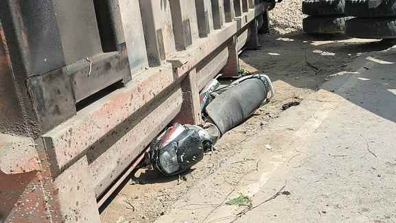 नगर के कलेक्ट्रेट मोड़ पर पलटा गिट्टी लदा ट्रेलर।संवाद नगर के कलेक्ट्रेट मोड़ पर पलटा गिट्टी लदा ट्रेलर।संवाद