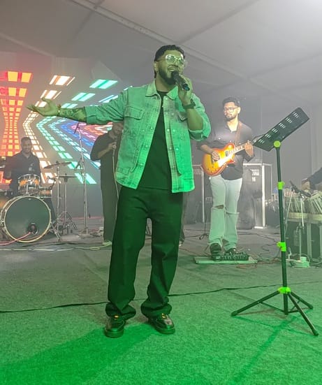 पुलिस मैदान धर्मशाला में दशहरा उत्सव की सांस्कतिक संध्या में मौजूद लोग। संवाद