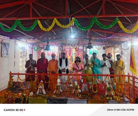 प्राचीन जयंती माता शक्तिपीठ मंदिर में पूजा अर्चना करते श्रद्धालु स्रोत मंदिर