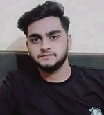 पोस्टमॉर्टम हाउस पर बेसुध बैठे मृतक अंकित के पिता। संवाद पोस्टमॉर्टम हाउस पर बेसुध बैठे मृतक अंकित के पिता। संवाद