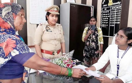 पुवायां में अतिक्रमण हटवाती एक दिन की थाना प्रभारी। संवाद