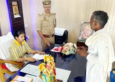 पुवायां में अतिक्रमण हटवाती एक दिन की थाना प्रभारी। संवाद