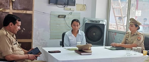 पुवायां में अतिक्रमण हटवाती एक दिन की थाना प्रभारी। संवाद