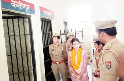 पुवायां में अतिक्रमण हटवाती एक दिन की थाना प्रभारी। संवाद