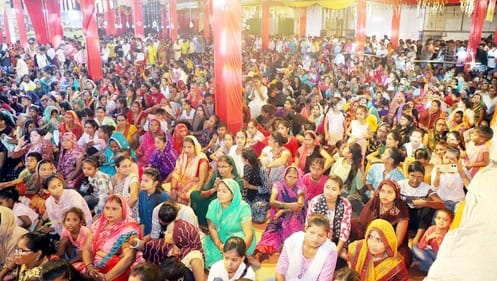 पुवायां में भजन सुनाते अमन सांवरिया। संवाद
