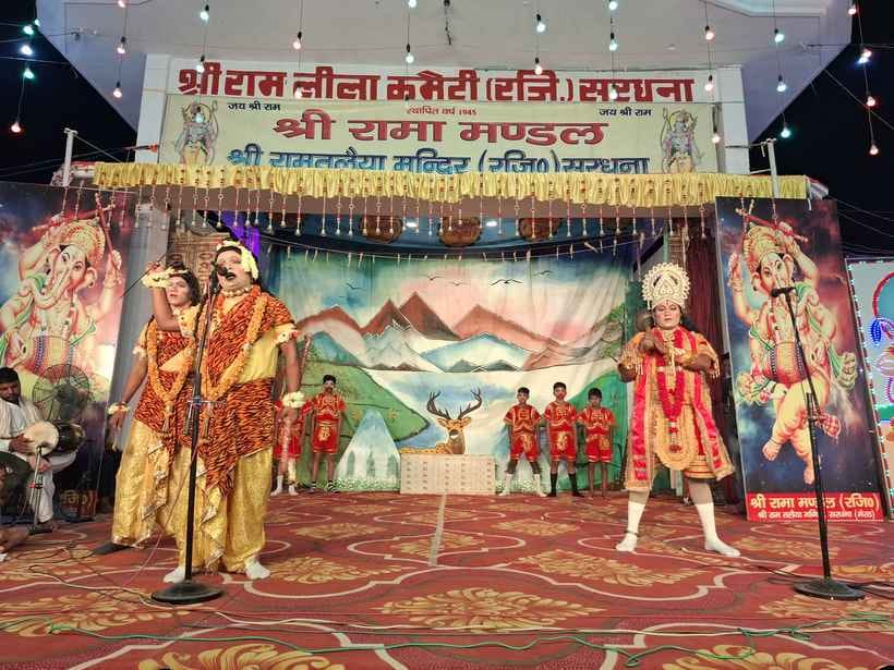 रामलीला मैदान में आयोजित श्री राम चरित्र प्रदर्शन उत्सव में नाटक का मंचन करते कलाकार। आयोजक