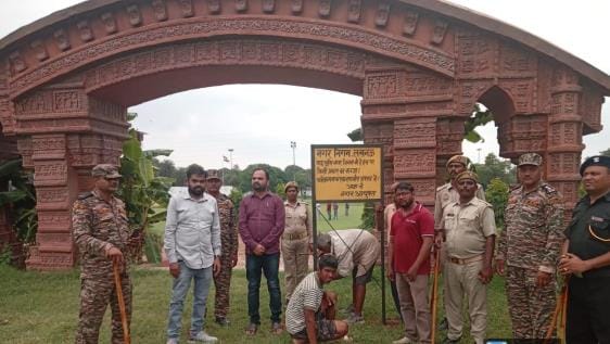 सहारा शहर में जमीन कब्जा करने पहुंची नगर निगम की टीम।