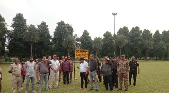 सहारा शहर में जमीन कब्जा करने पहुंची नगर निगम की टीम।