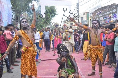 शहर में निकाली गई रामबरात में शामिल झांकिया। संवाद