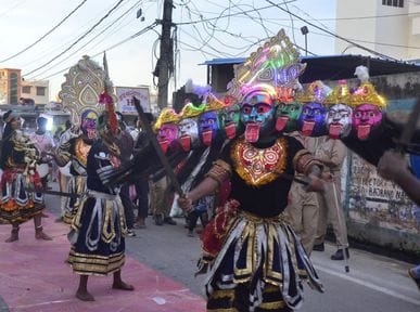 शहर में निकाली गई रामबरात में शामिल झांकिया। संवाद