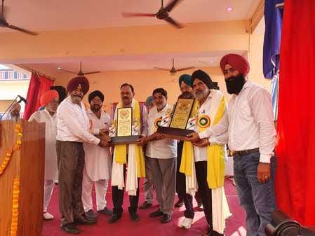 शहर में पंजाबी सिख समाज सेवा संगठन के कार्यक्रम में शहीद भगत सिंह के चित्र पर पुष्पांजलि अर्पित शहर में पंजाबी सिख समाज सेवा संगठन के कार्यक्रम में शहीद भगत सिंह के चित्र पर पुष्पांजलि अर्पित