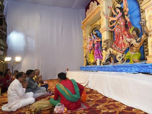 दुर्गा पंडालों में गूंजे मां के जयकारे, उमड़ी आस्था दुर्गा पंडालों में गूंजे मां के जयकारे, उमड़ी आस्था