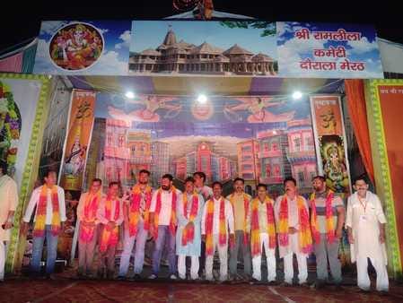 दौराला- रामलीला मंचन देखने उमड़ी भीड़। स्रोत : आयोजक