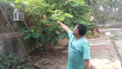 दौराला -युवक के पानी की टंकी से कूदने के बाद मौके पर एकत्रित भीड़ और जानकारी लेती पुलिस। स्रोत दौराला -युवक के पानी की टंकी से कूदने के बाद मौके पर एकत्रित भीड़ और जानकारी लेती पुलिस। स्रोत