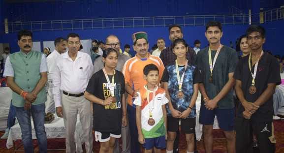 धर्मशाला के इंडोर स्टेडियम में सब जूनियर बैडमिंटन प्रतियोगिता के शुभारंभ पर खिलाड़ी उप मुख्य स