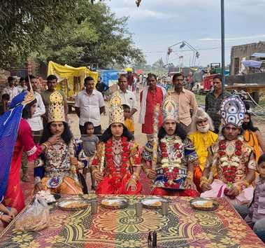 विसरात स्थित काली माता मंदिर परिसर में ढ़ोलक बजाकर छंद गातीं महिलाएं। संवाद