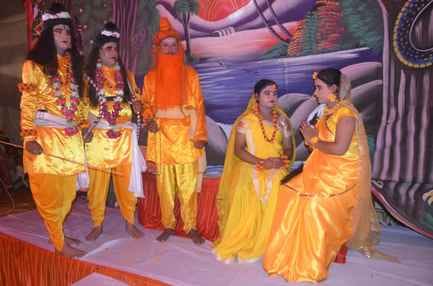 विसरात स्थित काली माता मंदिर परिसर में ढ़ोलक बजाकर छंद गातीं महिलाएं। संवाद