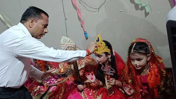 विसरात स्थित काली माता मंदिर परिसर में ढ़ोलक बजाकर छंद गातीं महिलाएं। संवाद