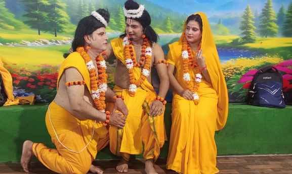 विसरात स्थित काली माता मंदिर परिसर में ढ़ोलक बजाकर छंद गातीं महिलाएं। संवाद