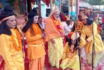 विसरात स्थित काली माता मंदिर परिसर में ढ़ोलक बजाकर छंद गातीं महिलाएं। संवाद