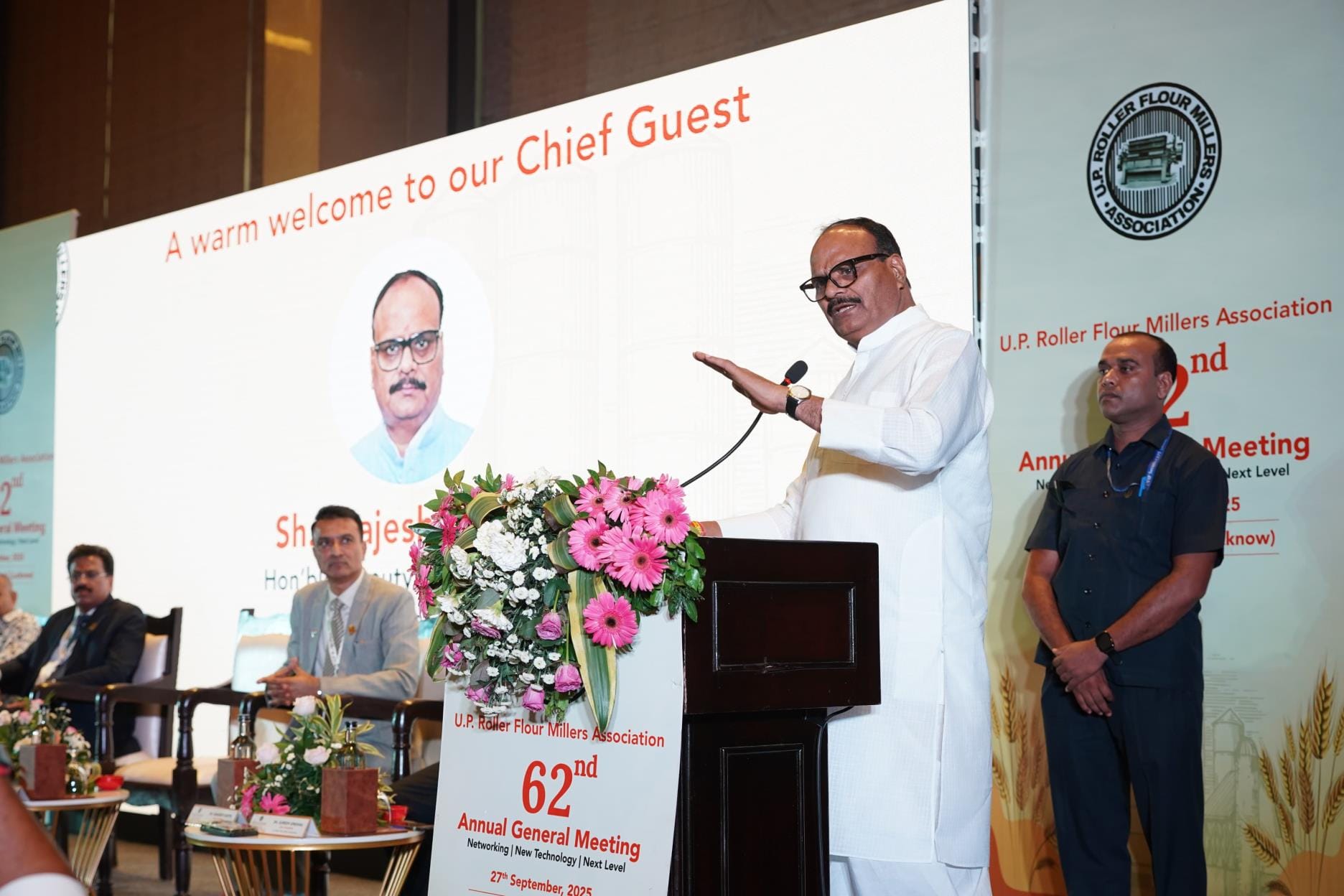 यूपी रोलर फ्लोर मिलर्स एसोसिएशन के सम्मेलन में डिप्टी सीएम ब्रजेश पाठक।