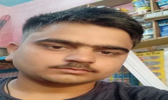 युवक की मौत के बाद रोते-बिलखते परिवार के लोग। संवाद युवक की मौत के बाद रोते-बिलखते परिवार के लोग। संवाद
