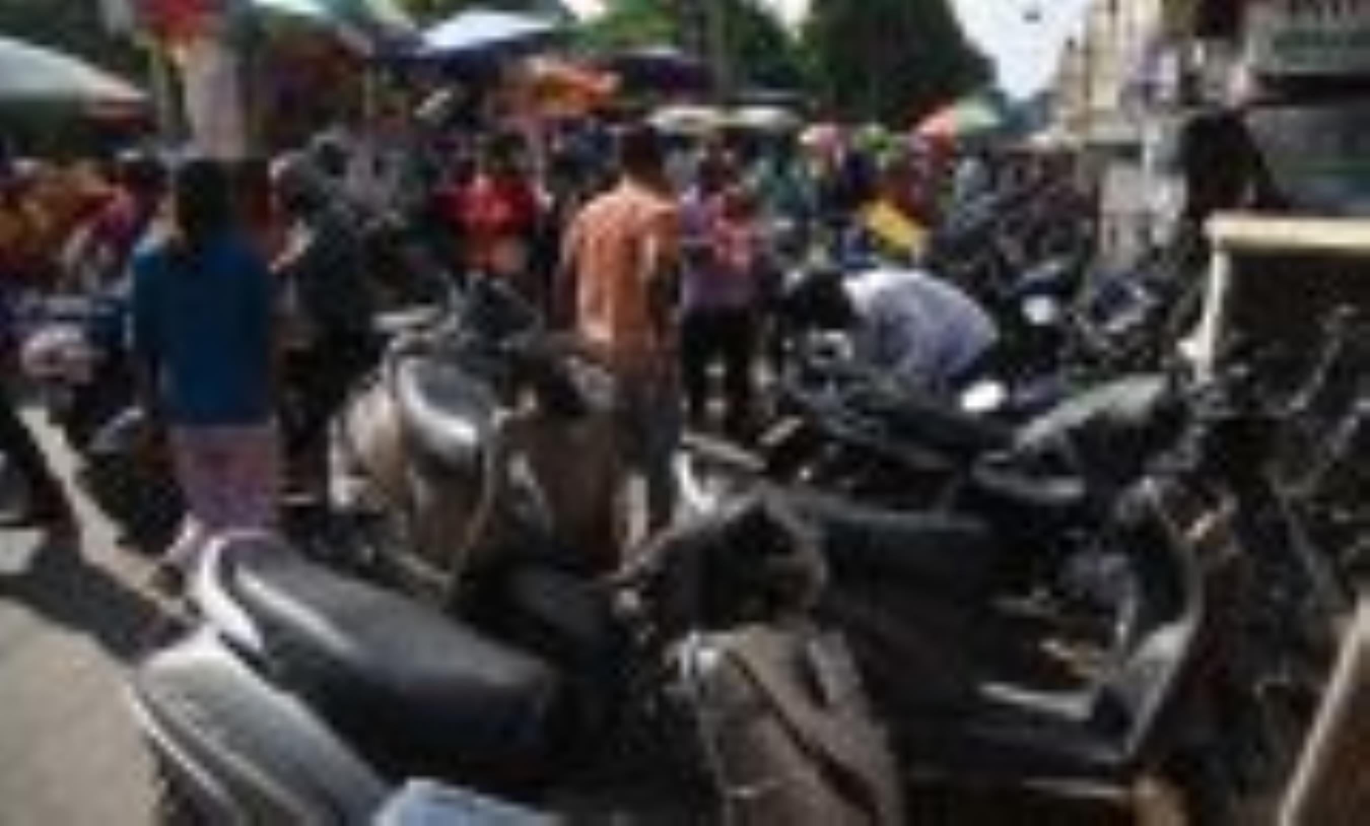 अमीनाबाद में बेतरतीब ढंग से खड़ी गाड़िया और लगा जाम।