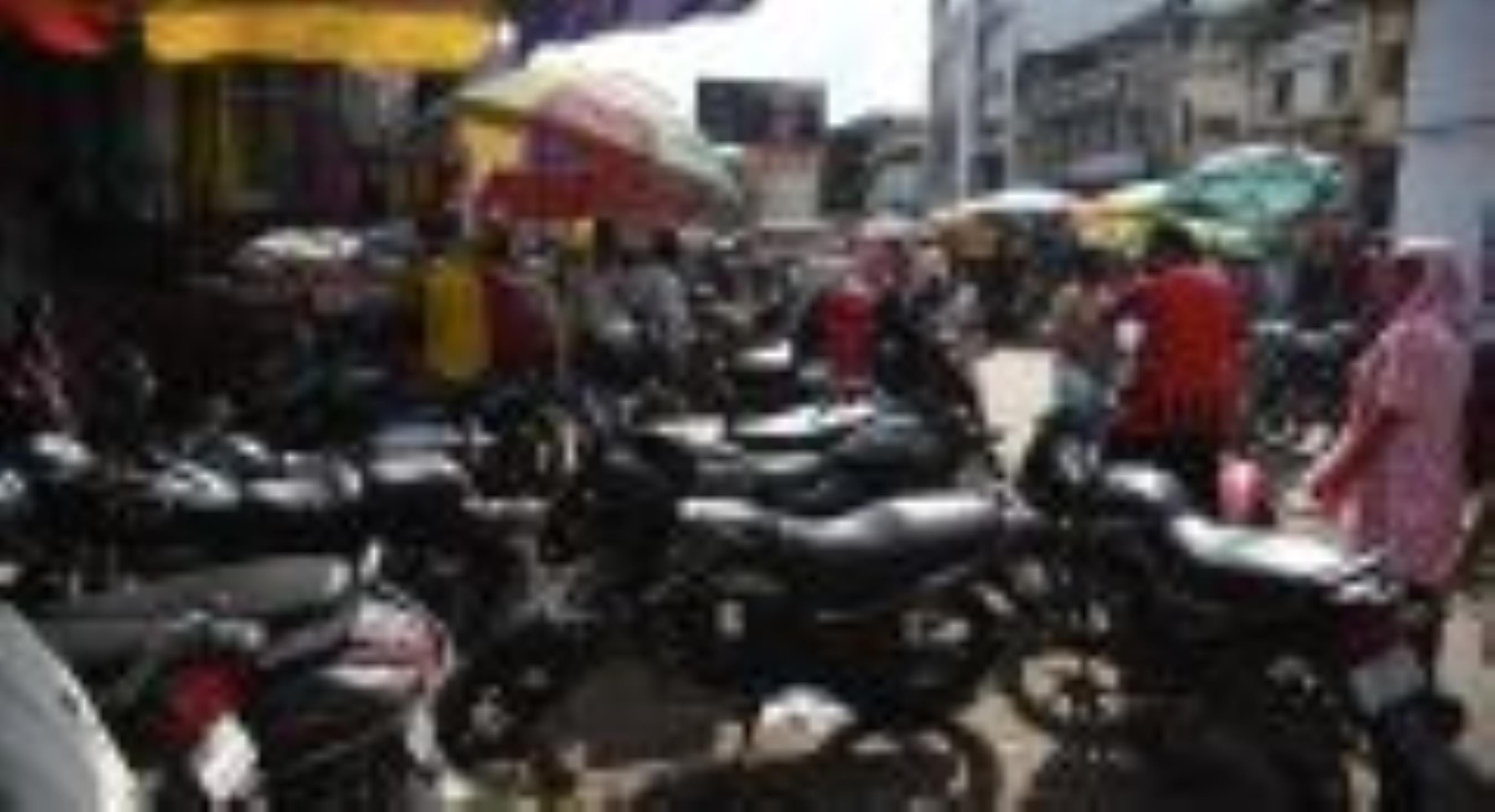 अमीनाबाद में बेतरतीब ढंग से खड़ी गाड़िया और लगा जाम।