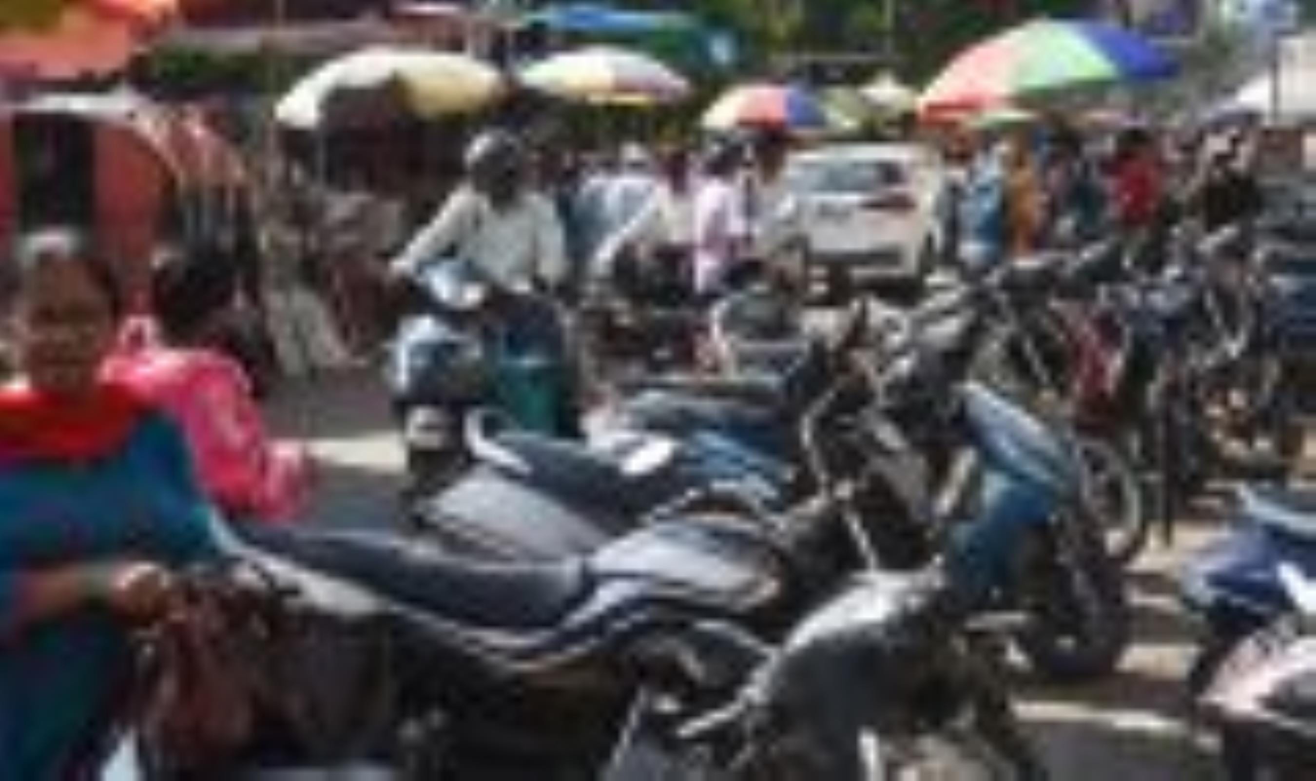 अमीनाबाद में बेतरतीब ढंग से खड़ी गाड़िया और लगा जाम।