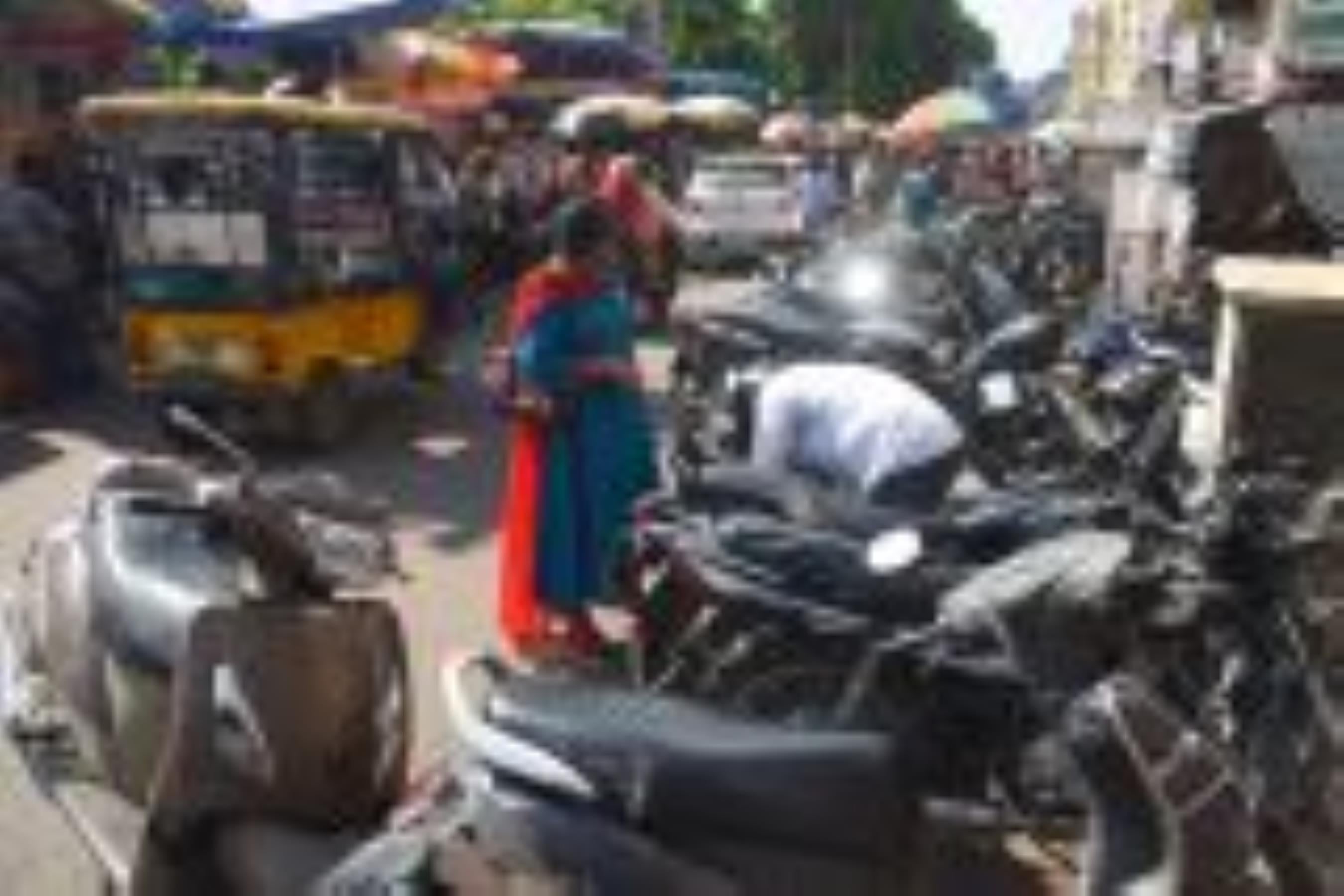 अमीनाबाद में बेतरतीब ढंग से खड़ी गाड़िया और लगा जाम।