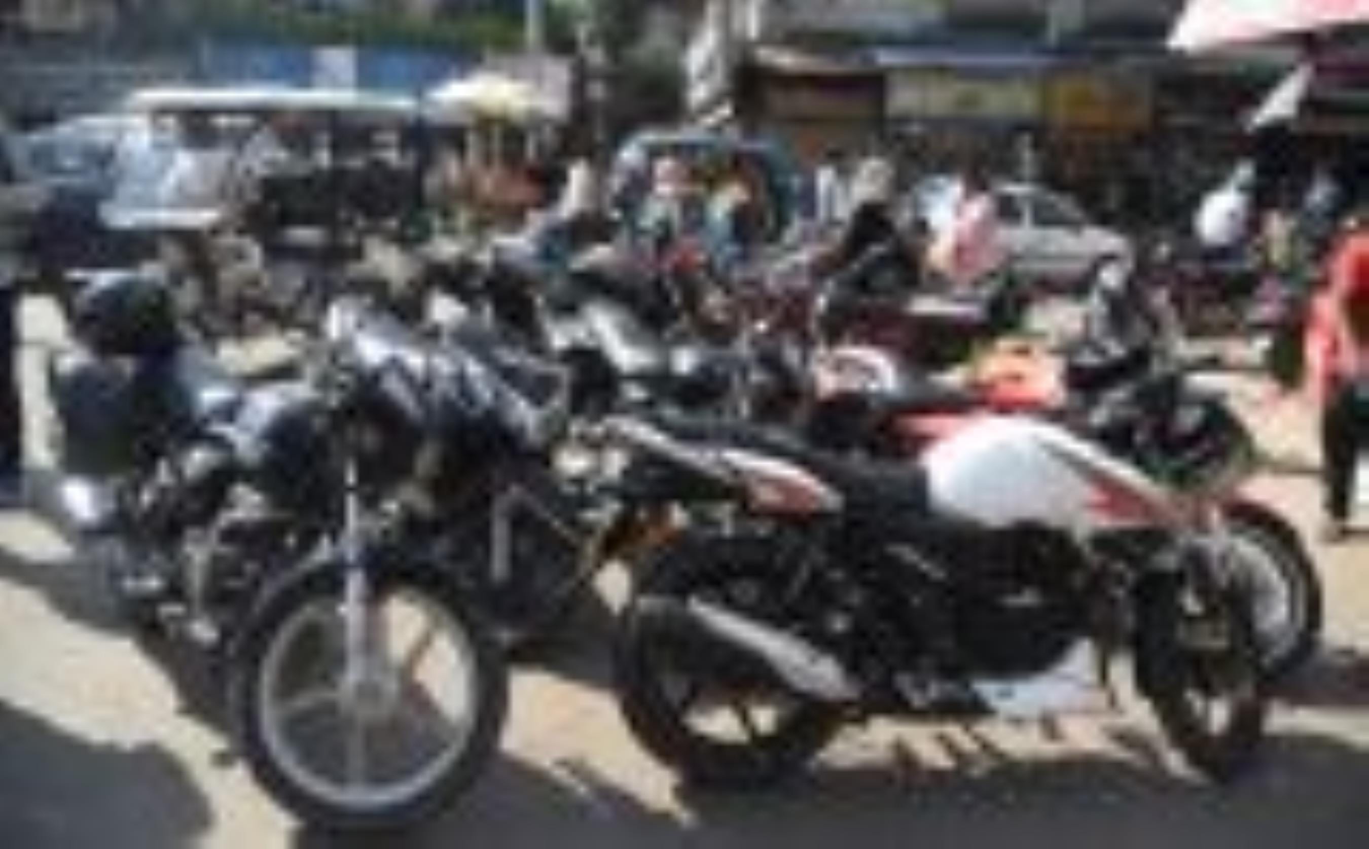 अमीनाबाद में बेतरतीब ढंग से खड़ी गाड़िया और लगा जाम।