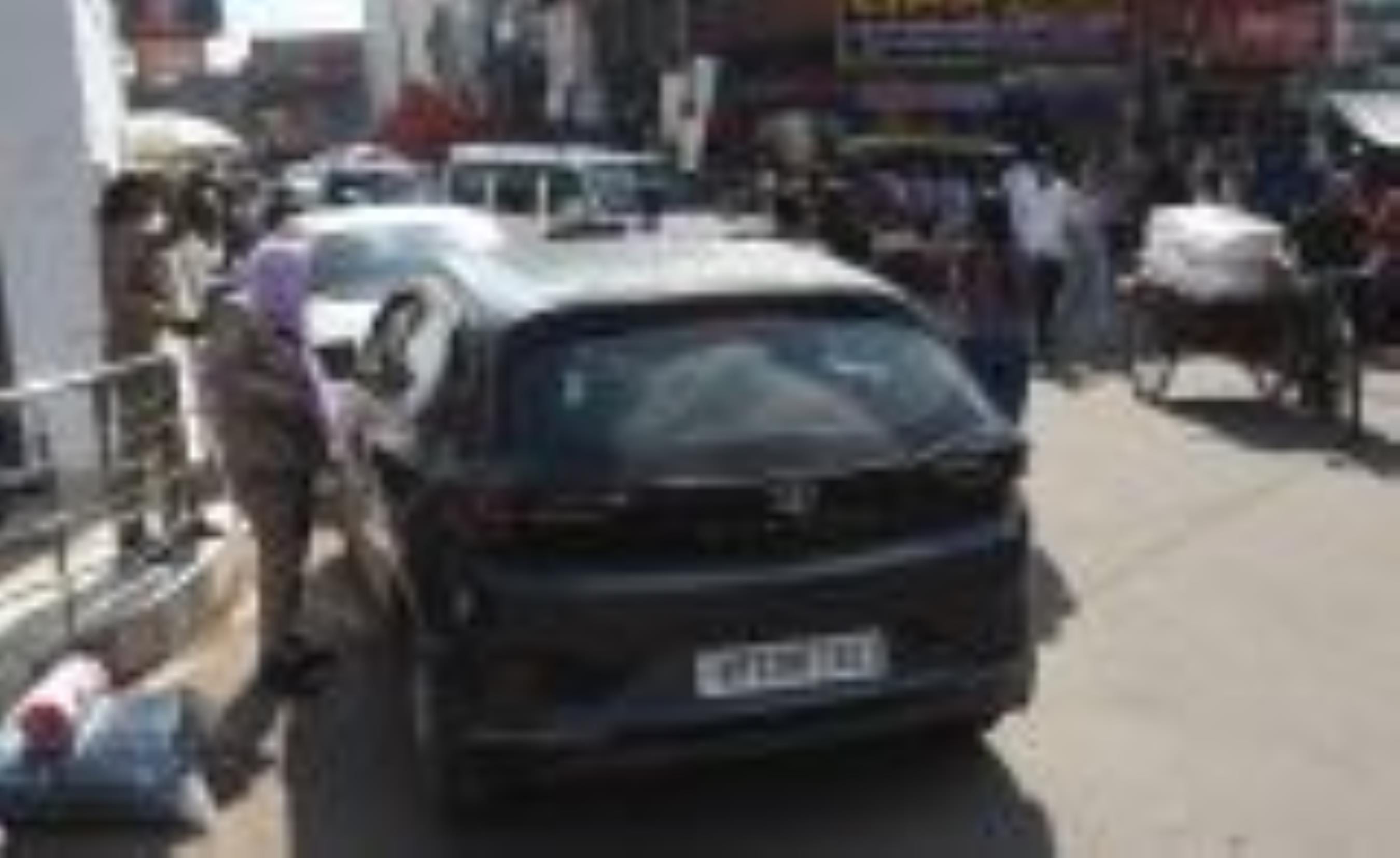 अमीनाबाद में बेतरतीब ढंग से खड़ी गाड़िया और लगा जाम।